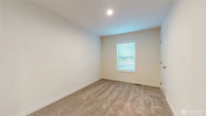 Presale-photos depict same model from different property