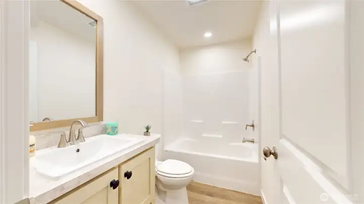 Presale-photos depict same model from different property