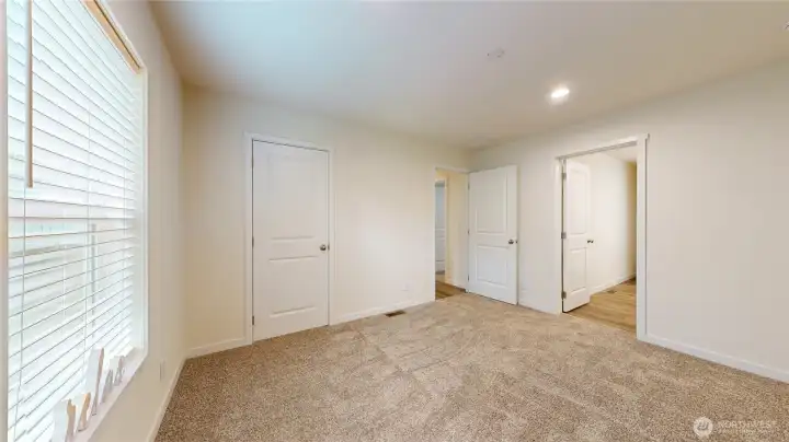 Presale-photos depict same model from different property