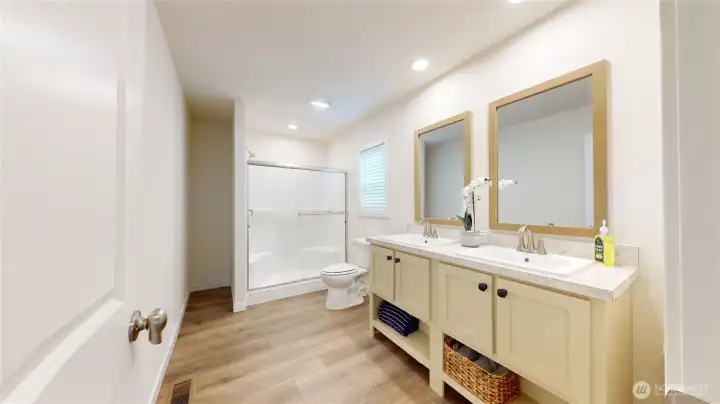 Presale-photos depict same model from different property