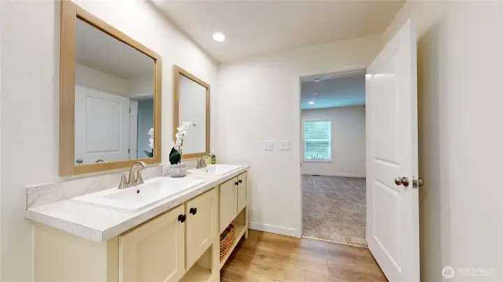 Presale-photos depict same model from different property