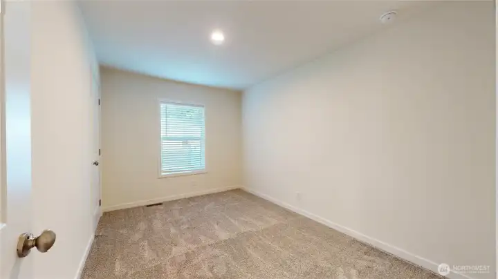 Presale-photos depict same model from different property