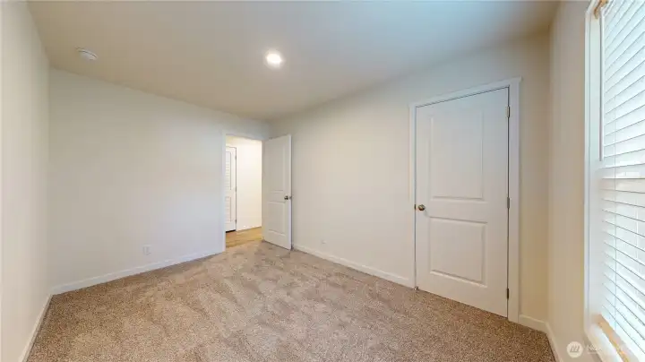 Presale-photos depict same model from different property