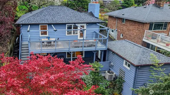 YES!!! That is an air conditioning compressor tucked hidden next to the garage.  Sweet relief from Summer heat and smoke.