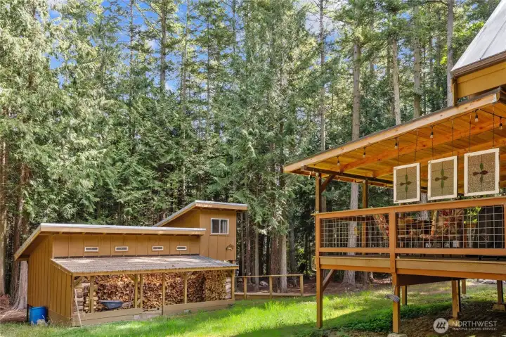 Detached workshop! This is a rare find on the island.