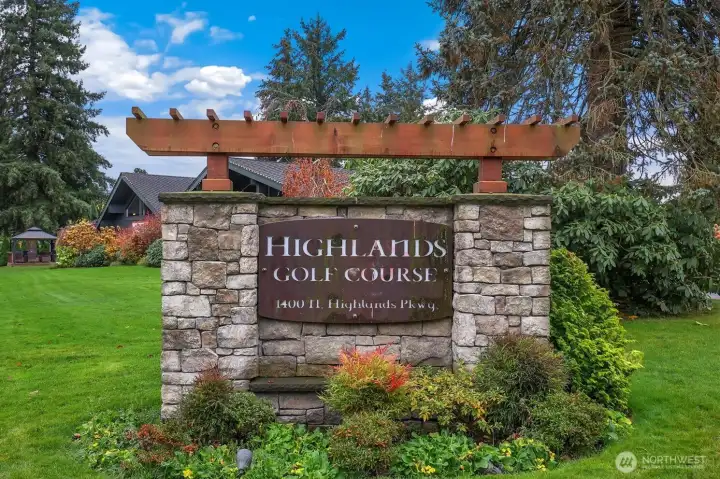 Highlands Golf Course is just half a mile away—an easy option for a quick round.