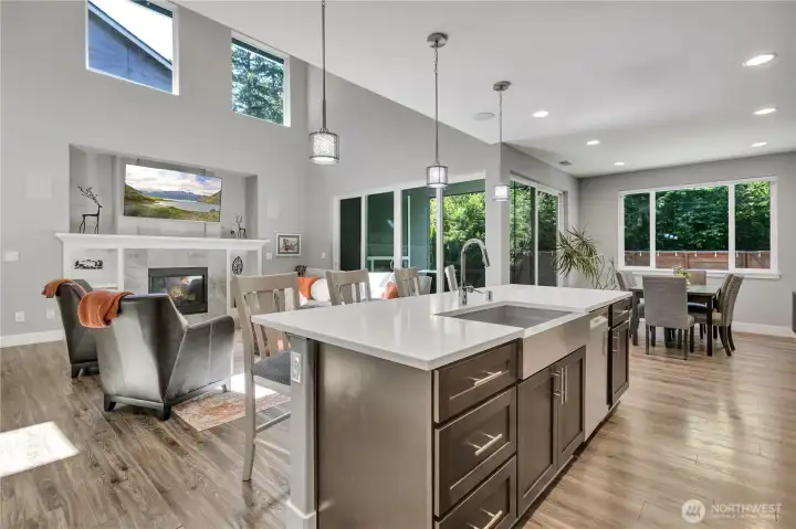 Dramatic two-story ceilings and expansive windows Dramatic two-story ceilings and expansive windows