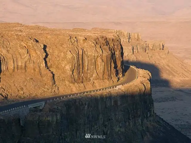 The floor of Frenchman Coulee is 800 feet above sea level.  Canyon rim reaches 1200 feet and top ridge above Hilltop Lake is nearly 1300 feet.  Stunning vistas!