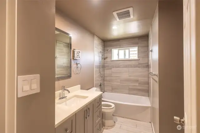 Different angle of same full bathroom in level 2