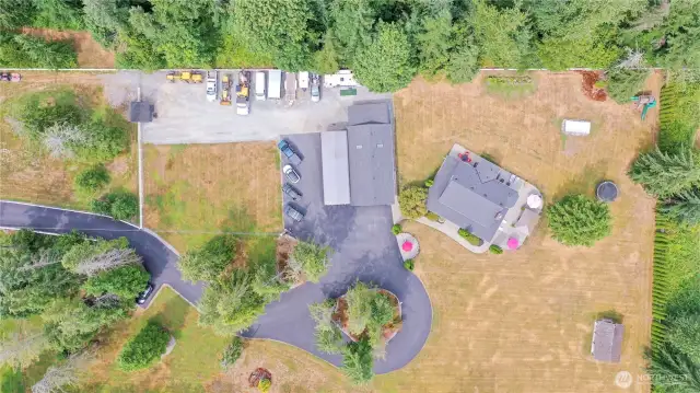 Paved driveway, plenty of parking and look how large the shop is~