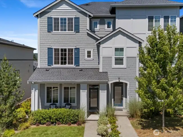 Conveniently located just steps from the clubhouse & MSFT's newest shuttle stop!
