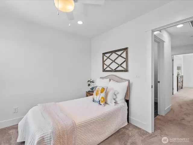 Secondary bedroom.