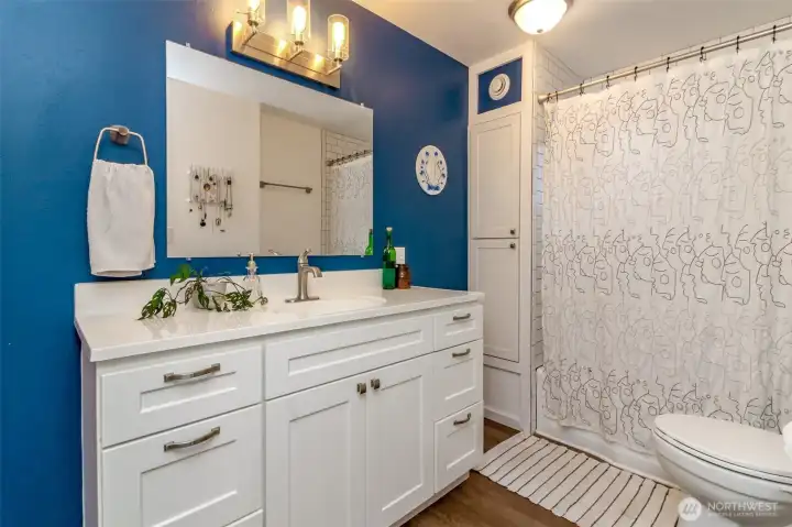 Full bath next to the two bedrooms on the main floor.