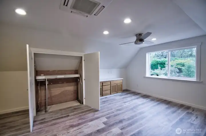 Nice suprise awaits with this Lift that holds upto 250 lbs.  Located in the Bonus room.