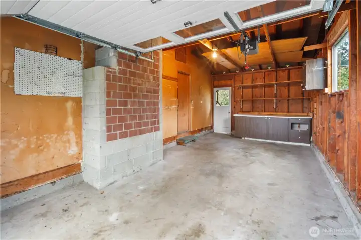 Oversize 1-Car Garage