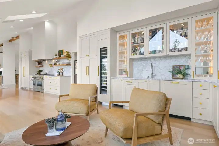 And when it comes to entertaining, the lounge takes it to the next level with a Grohe on-demand cold and sparkling faucet—perfect for serving drinks in style and wowing your guests.