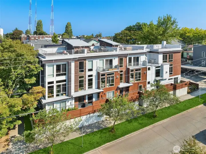 City Living, Modern Vibes – A Capitol Hill address with contemporary design and walk-everywhere convenience.