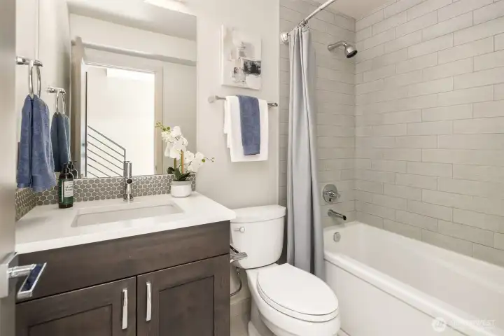 Full Bath with Modern Finishes – Stylish vanity, tile surround, and sleek fixtures for a fresh, contemporary feel.