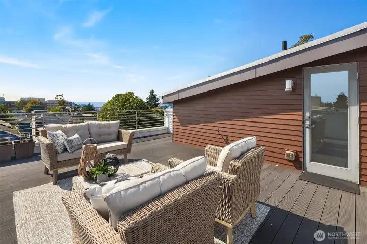 An expansive rooftop made for every moment—host friends, savor a meal under the sky, or stretch out in the sun.