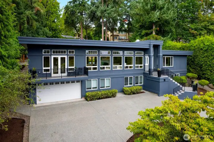 Minutes to shopping, restaurants, parks, schools and island clubs.