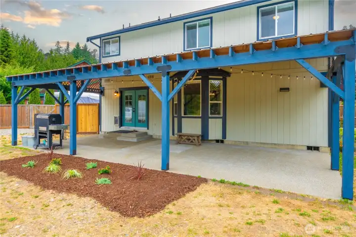 Massive covered back porch off the living room