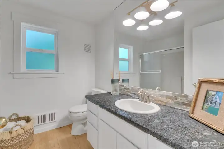 Main Hallway Full Bath