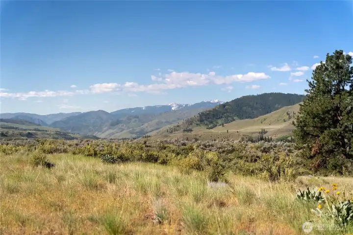 Views to the south include Washington's Sawtooth Range.