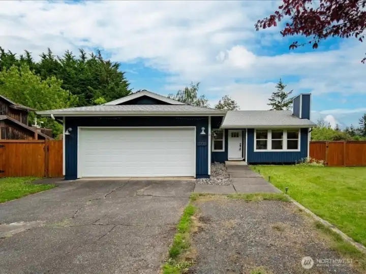 This home truly has great curb appeal and a large level parcel of 7,841 sf. This home truly has great curb appeal and a large level parcel of 7,841 sf.