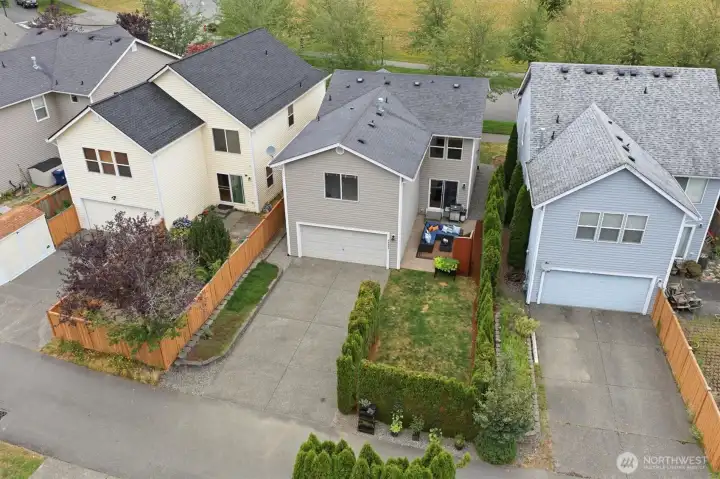 Spacious private driveway with ample parking for guests. Spacious private driveway with ample parking for guests.