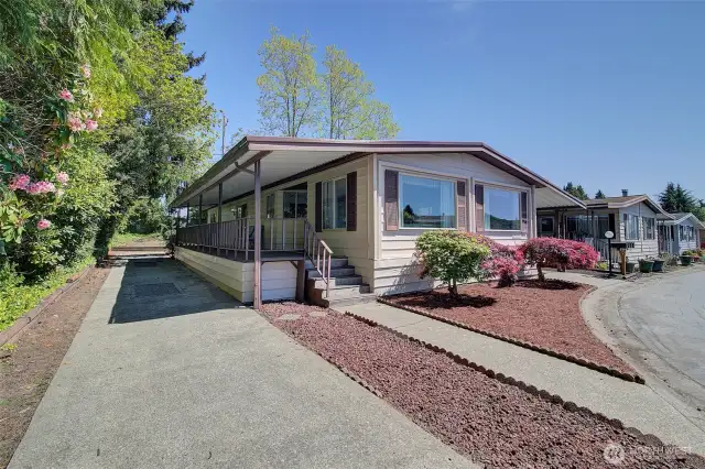 Extra long driveway for lots of parking!!