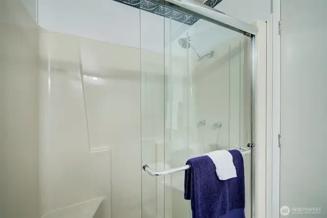 Guest walk in shower