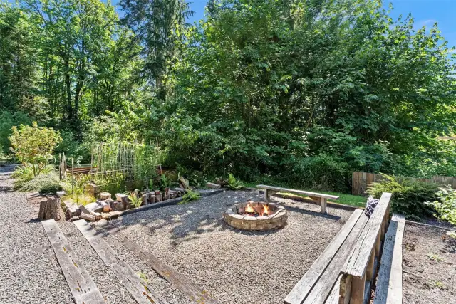 Cozy campfire area to enjoy s'mores, sunsets and starry nights