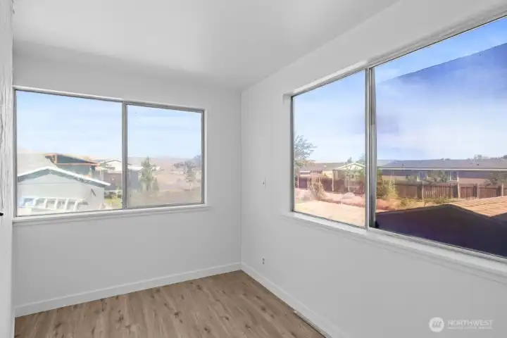 Additional Room Inclosed Porch/ additional rec room/office