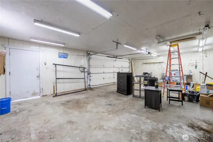 768 sq ft Shop