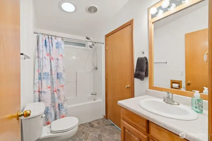 Guest bath off of utility/mud room