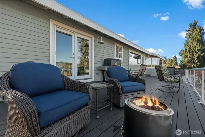 Yes!  You will love sitting by a fire on a beautiful evening! Sunsets and water views  make for a dreamy evening!