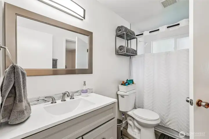 Quartz counters, full bathtub.