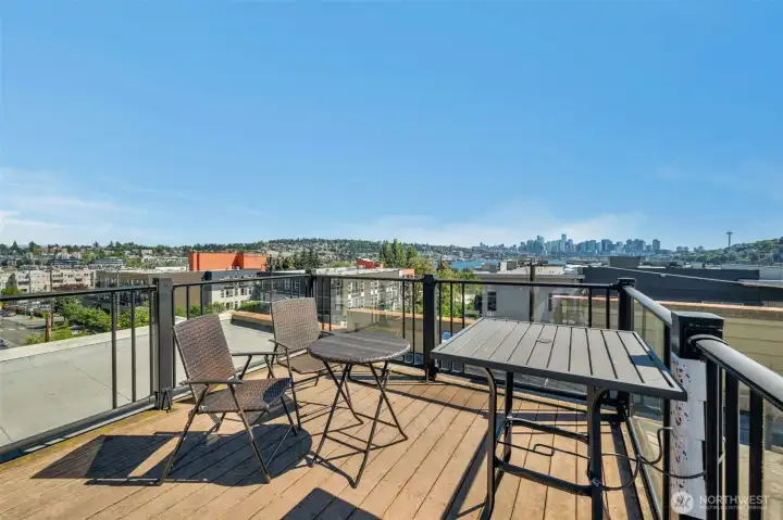 Shared roof top with panoramic view to Seattle Downtown, Space needle Shared roof top with panoramic view to Seattle Downtown, Space needle