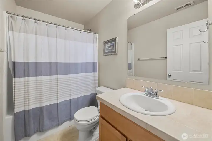 Upstairs second full bathroom