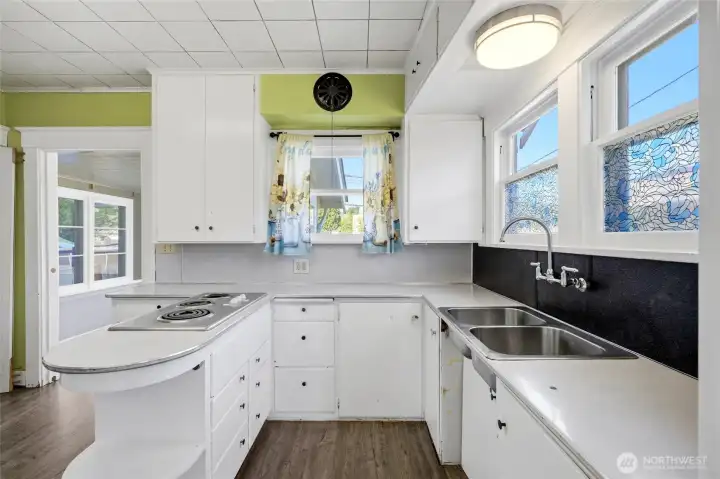 Open concept kitchen with peninsula bar. Open concept kitchen with peninsula bar.