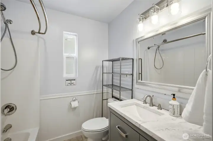 Updated Full Bathroom conveniently located between the Main Floor Bedrooms. Updated Full Bathroom conveniently located between the Main Floor Bedrooms.