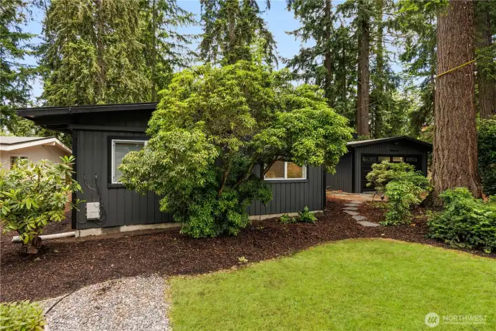 Ideal Bellevue location: Mere blocks away from Microsoft campus, shopping and restaurants at Crossroads, easy access to SR-520. Bellevue schools – Interlake High School!