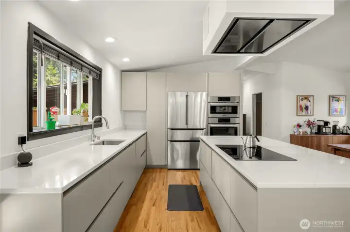 A gourmet’s dream: Beautifully remodeled Kitchen (2020) fully equipped with Bosch 800 Series appliances! High-power 50A, 12kW 5-burner induction cooktop, 44-dBA super quiet Dishwasher, in-cabinet dual convection oven/microwave , counter-depth Refrigerator fitted with French doors, flush-mount Best Cirrus ceiling hood (600 CFM)!