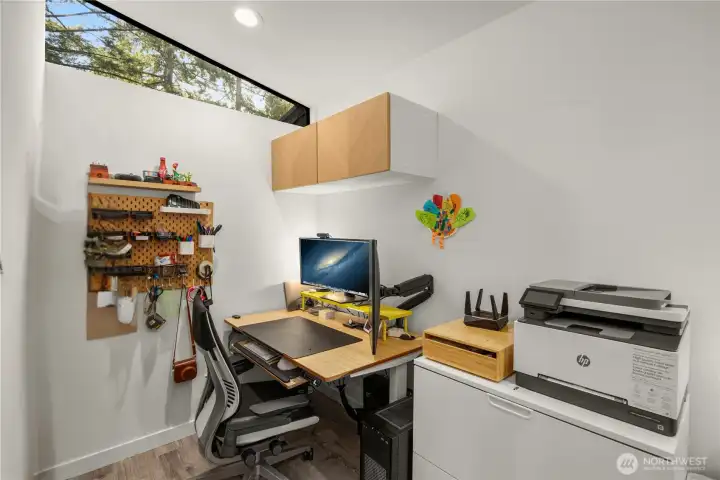Naturally-lit Bonus Room with clerestory window, perfect for Home Office set-up!
