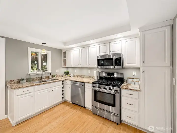 Spacious kitchen with lots of cabinets & drawers
