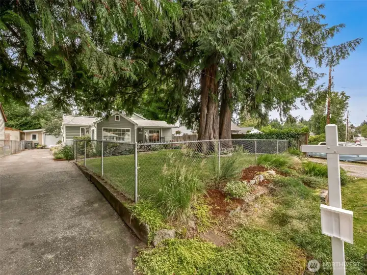 The fenced yard welcomes your four-footed friends!