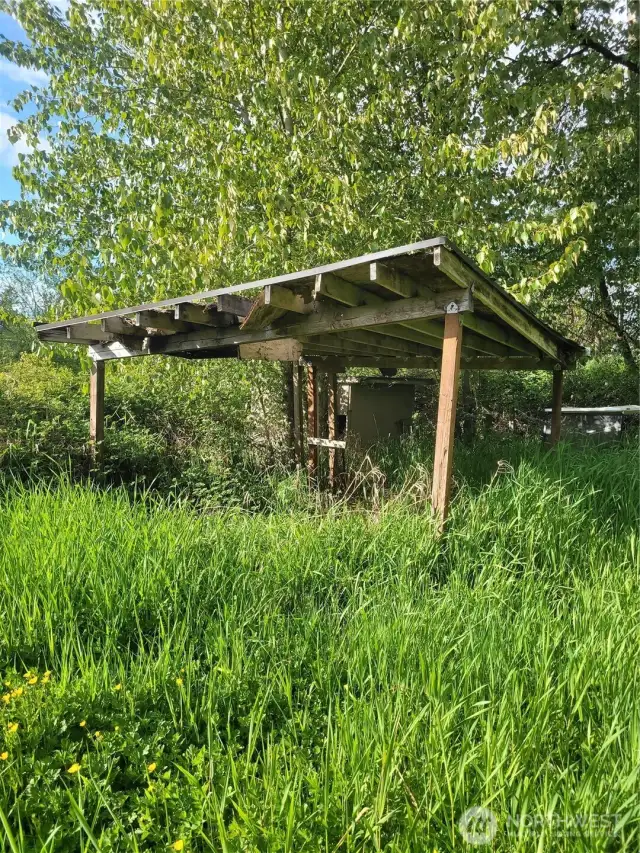 Old covering structure to shade Emerald Down Race horses that used to be homed here!