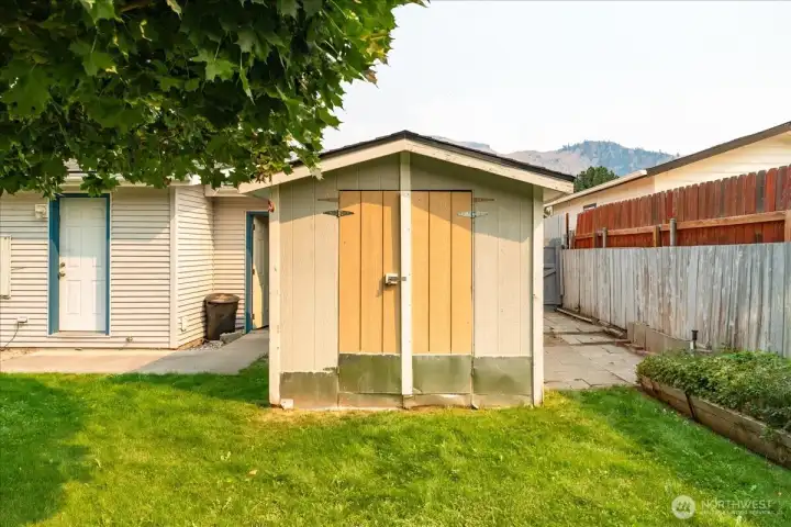 Outdoor storage shed