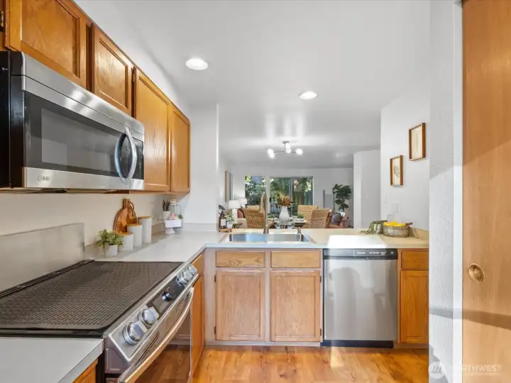 Kitchen with Samsung induction range + oven, new in Dec 2024