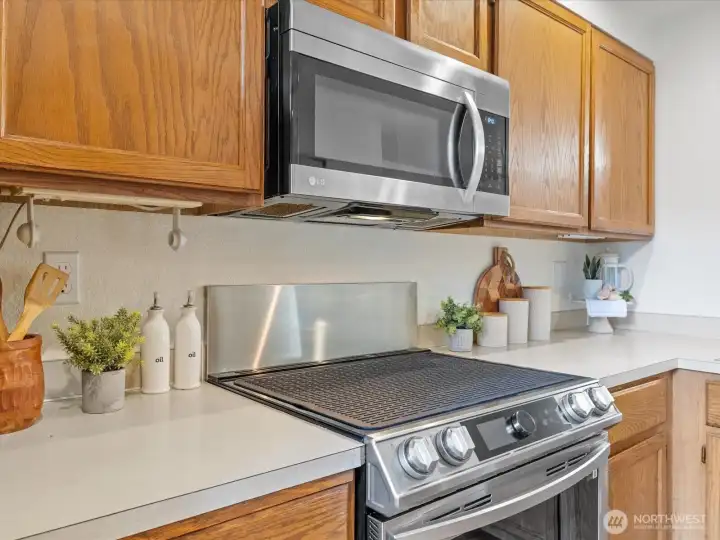 Kitchen with Samsung induction range + oven, new in Dec 2024